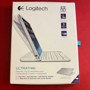 Logitech Ultrathin Magnetic Keyboard Cover - Silver